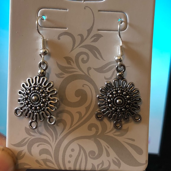 ❌Dainty Sun catcher Silver Earrings - Picture 2 of 4